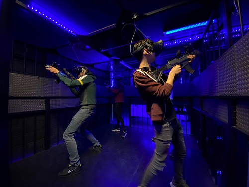 Zombies schieten met een vriendengroep in de goedkoopste VR arcade in de buurt van Amsterdam